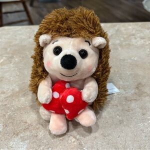 ✂️Used - Heart holding Hedgehog✂️